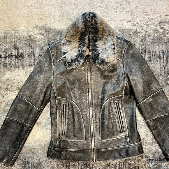 Danier Distressed Leather Jaclet - Picture 1 of 9